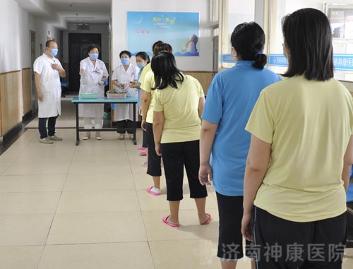 济南神康医院医院端午送关怀,病房飘粽香